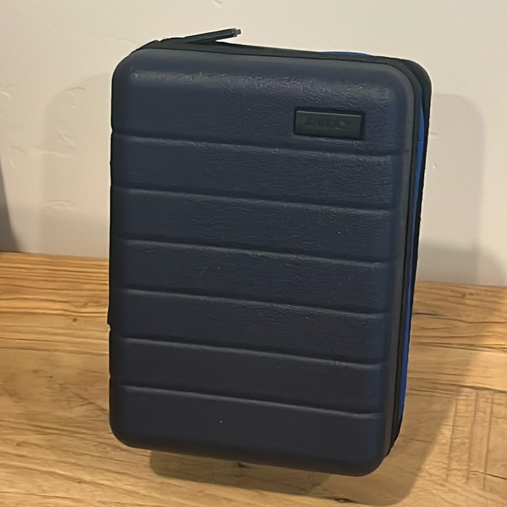 United Airlines Polaris Hard Case Pod Amenity Kit Case 2022 Away Blue